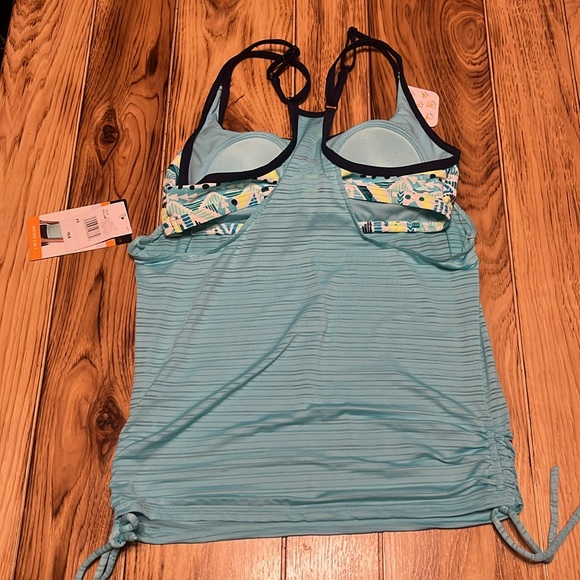 NWT Zeroxposur 2 in 1 swim top. - Picture 2 of 6